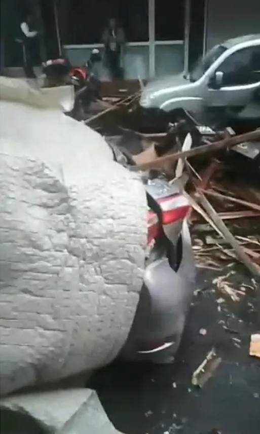 Şişli'de etkili olan fırtına binanın çatısını uçurdu!